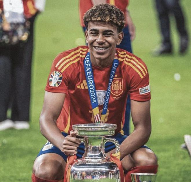 利物浦对施洛特贝克表现出浓厚兴趣，有望在2026年夏天转会，转会费可能达5000万英镑。